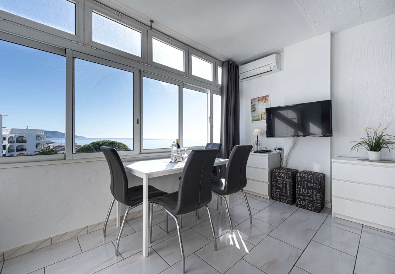 Bright living room and dining space in Edificio Carabeo.