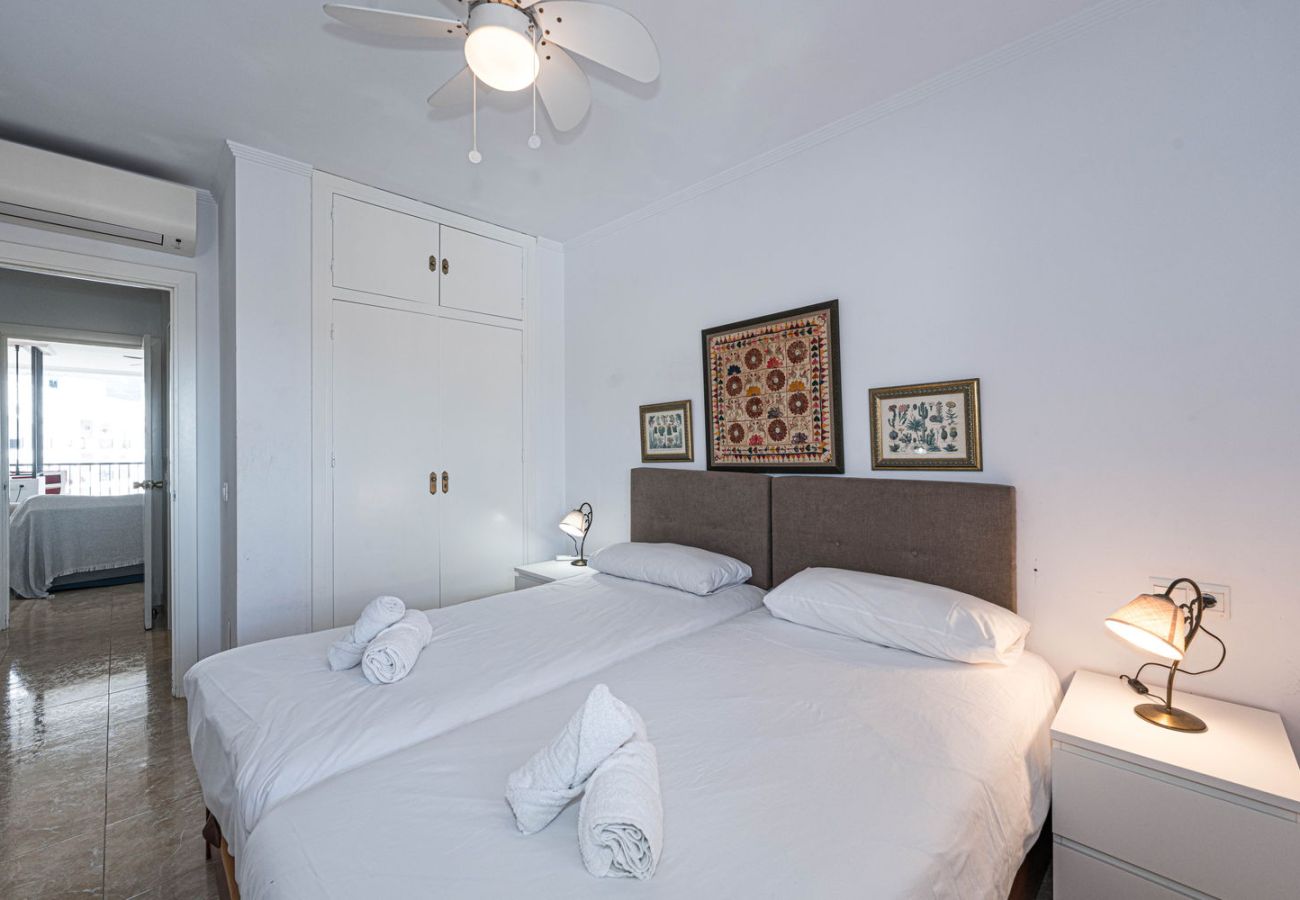 Master bedroom with double bed and cosy atmosphere in Carabeo 50 apartment Carabeo Building