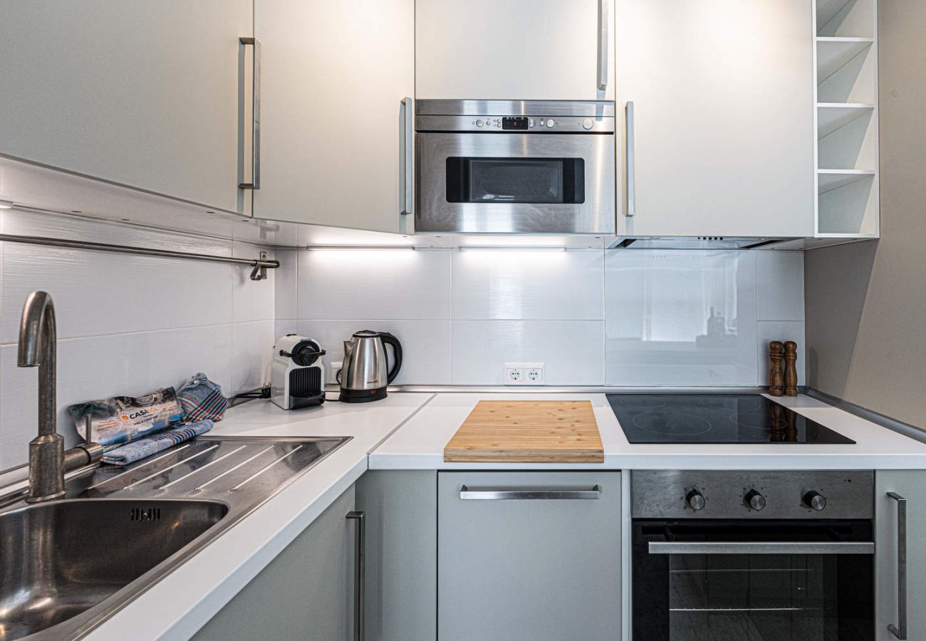 Fully equipped open kitchen in the Acapulco Playa 302 apartment.