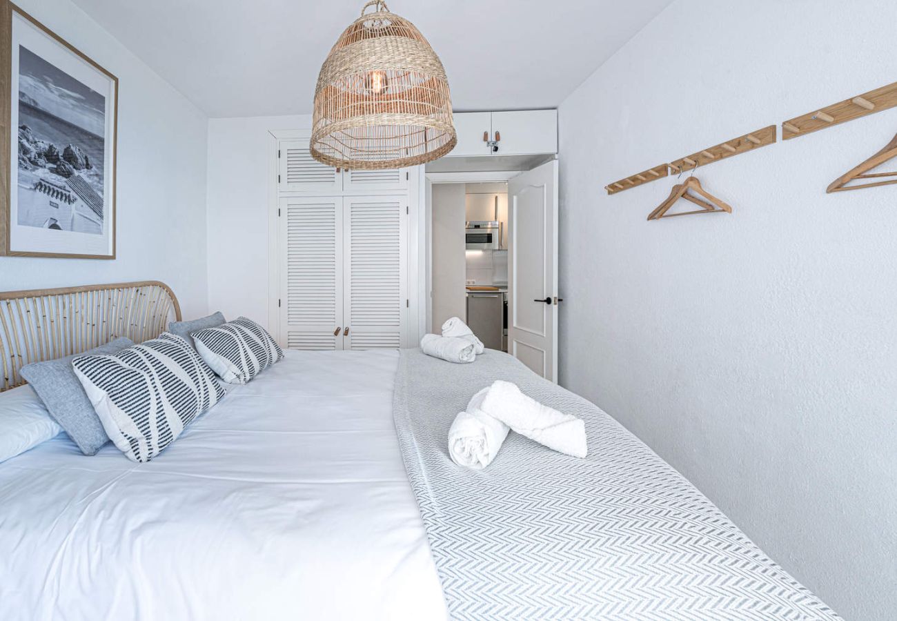 Bedroom with 180x200 double bed in Acapulco Beach 302.