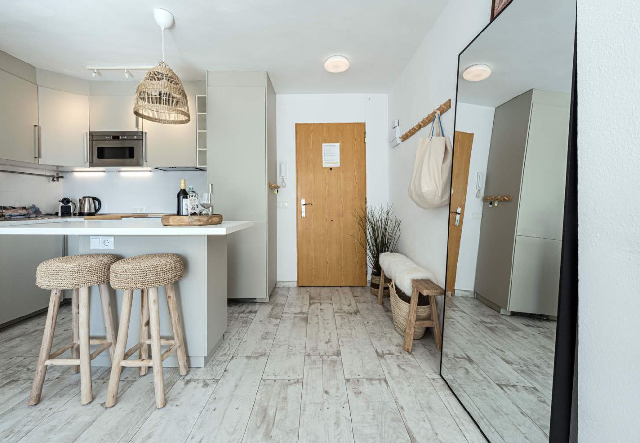 Bright living room in the Acapulco Playa 302 apartment with direct access to the terrace.