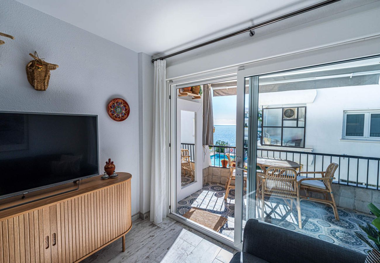Living area with sofa and television in Acapulco Beach 302
