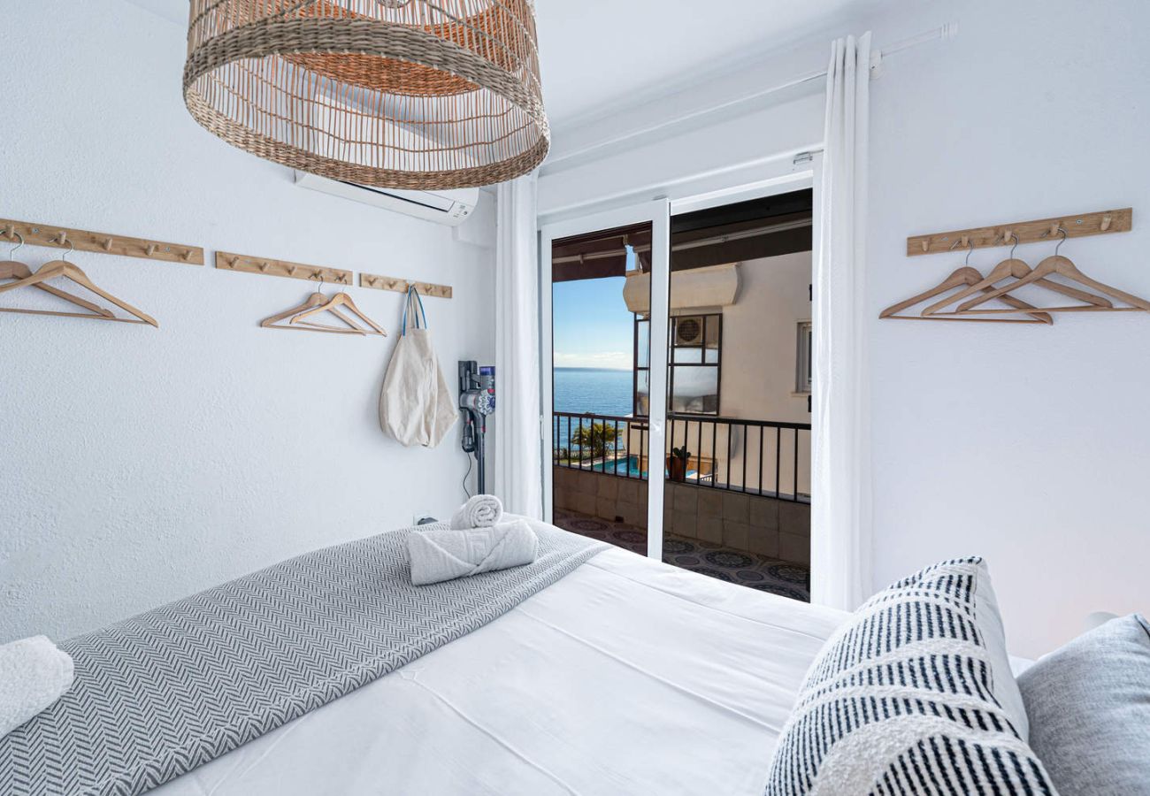 Double room with amenities, featuring a Dyson vacuum cleaner for guests' use.