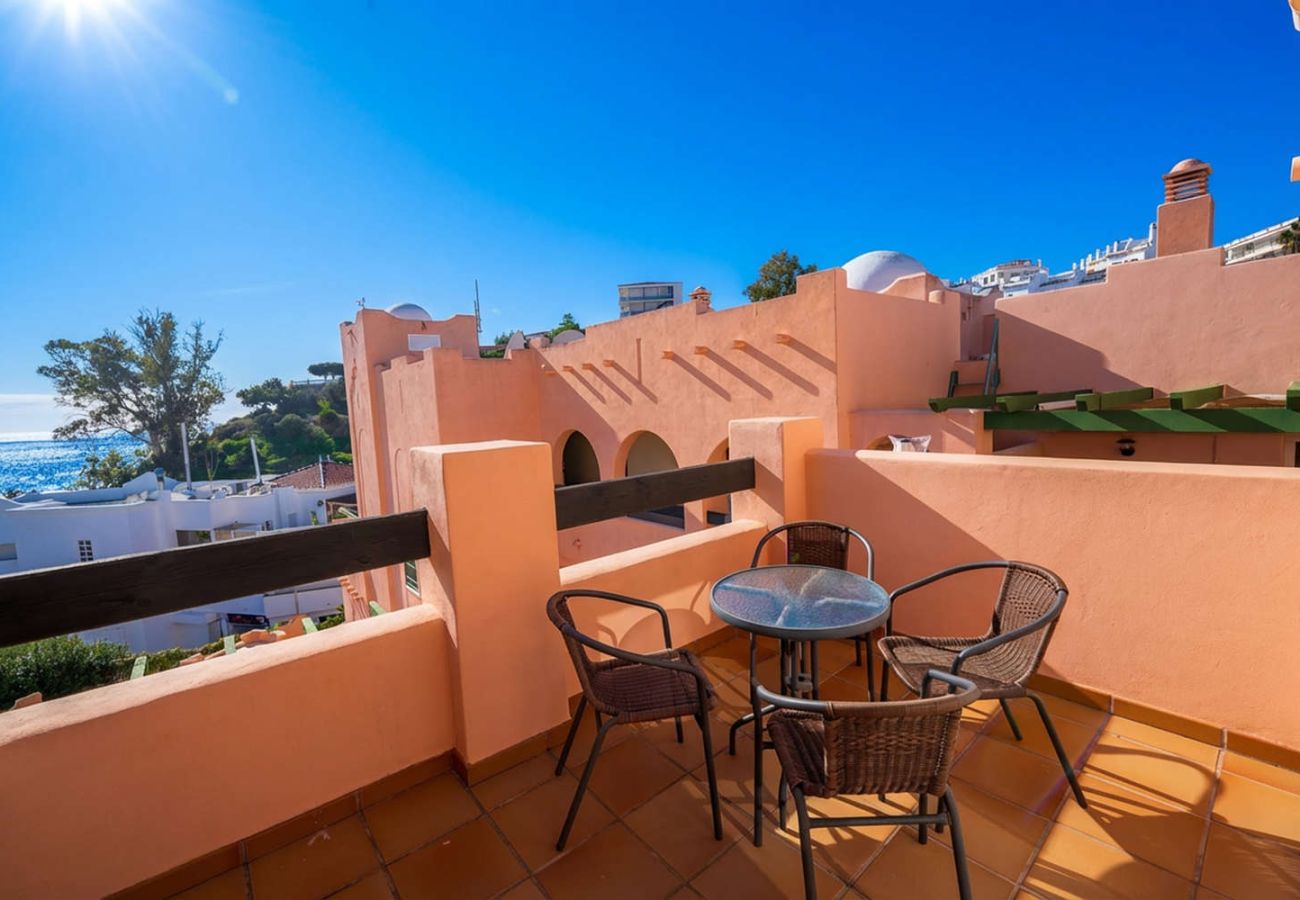 Private terrace with outdoor dining area in Ibn Sadi apartment Nerja.