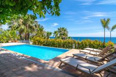Piscina privada en primera línea de mar en Villa Lorca, Nerja.