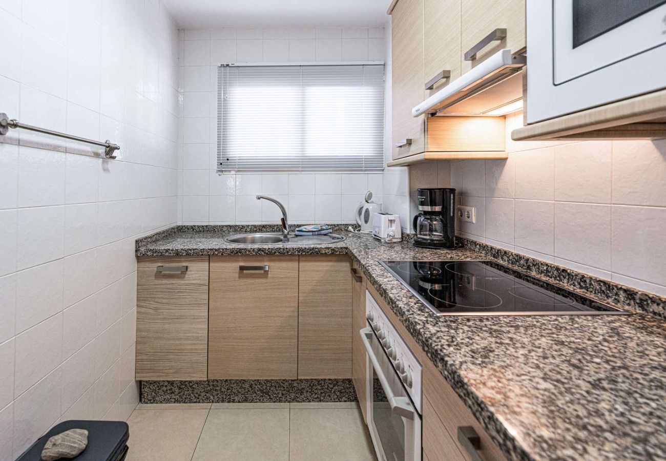 Fully equipped kitchen in the Acapulco 18 apartment in Nerja