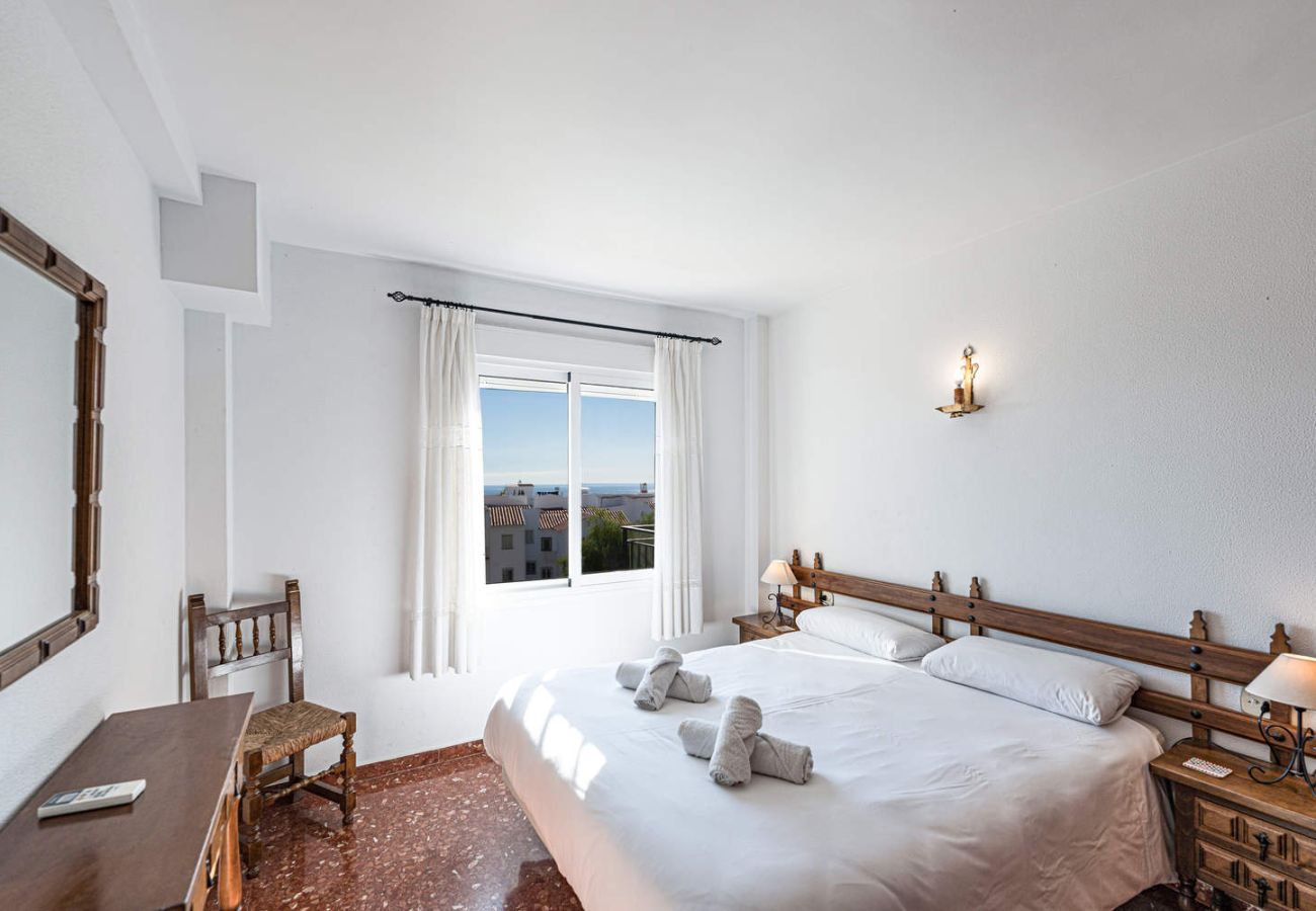 Room with double bed and sea views in apartment in Nerja