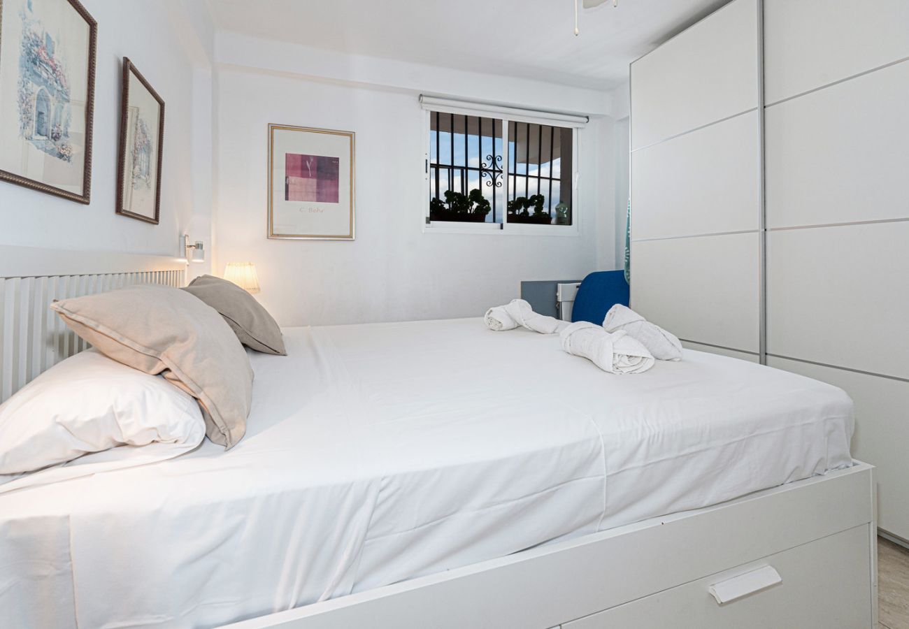 Bedroom with double bed in accommodation