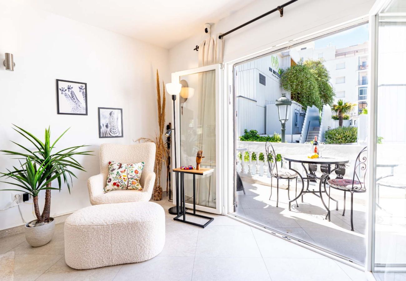 Stylishly decorated living room with balcony access in Casa Lavanda holiday home.
