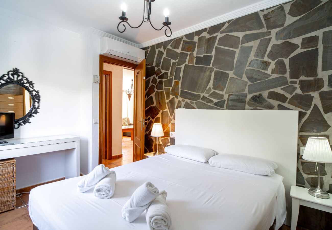 Master bedroom of the Tahiti 2 7 apartment featuring a comfortable 150x190 double bed.