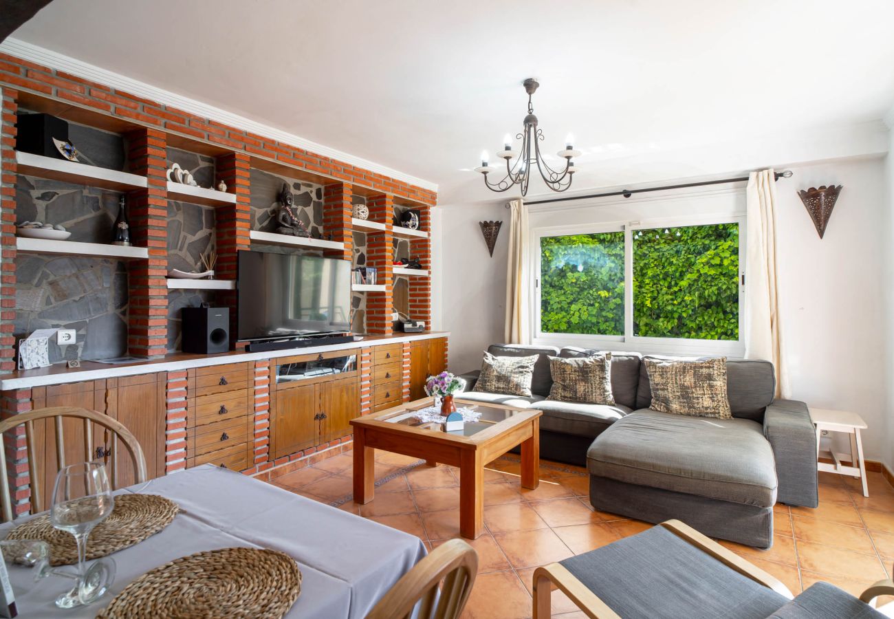 Apartment in Nerja - Tahiti 2 7: Family Apartment for 4 People in Playa Burriana, Nerja