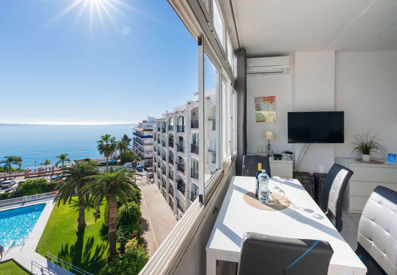 Matplats i Carabeo 45 med havs- och poolutsikt.