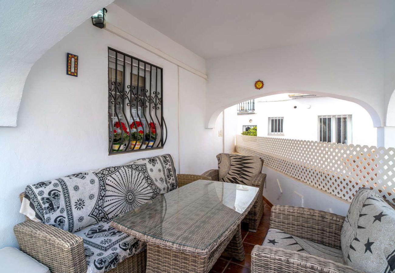 Privat entréuteplats med sittmöbler i området Parador i Nerja