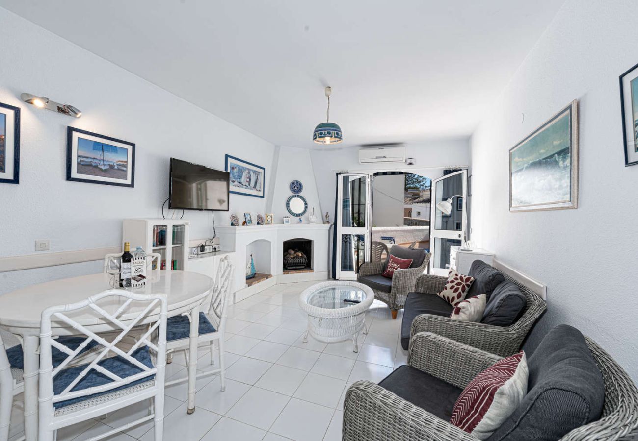 Vardagsrum och matplats med luftkonditionering och direkt tillgång till den privata terrassen.