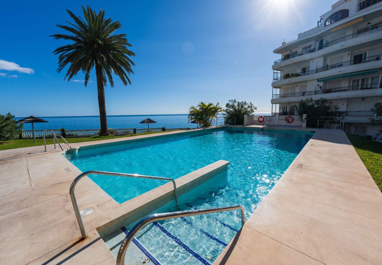 Gemensam pool i Acapulco 302 på en solig dag