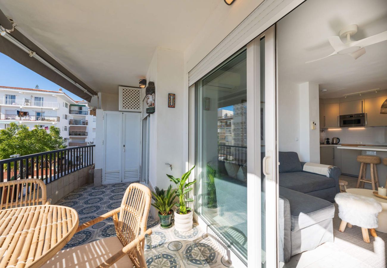 Utsikt från terrassen mot det nyrenoverade lägenheten Acapulco Playa 302.