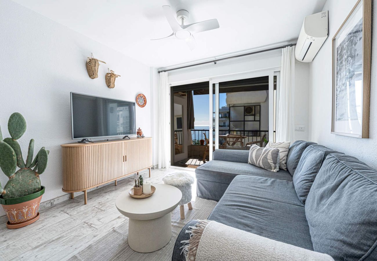 Utsikt över vardagsrummet med TV och terrass i lägenheterna Acapulco 302.