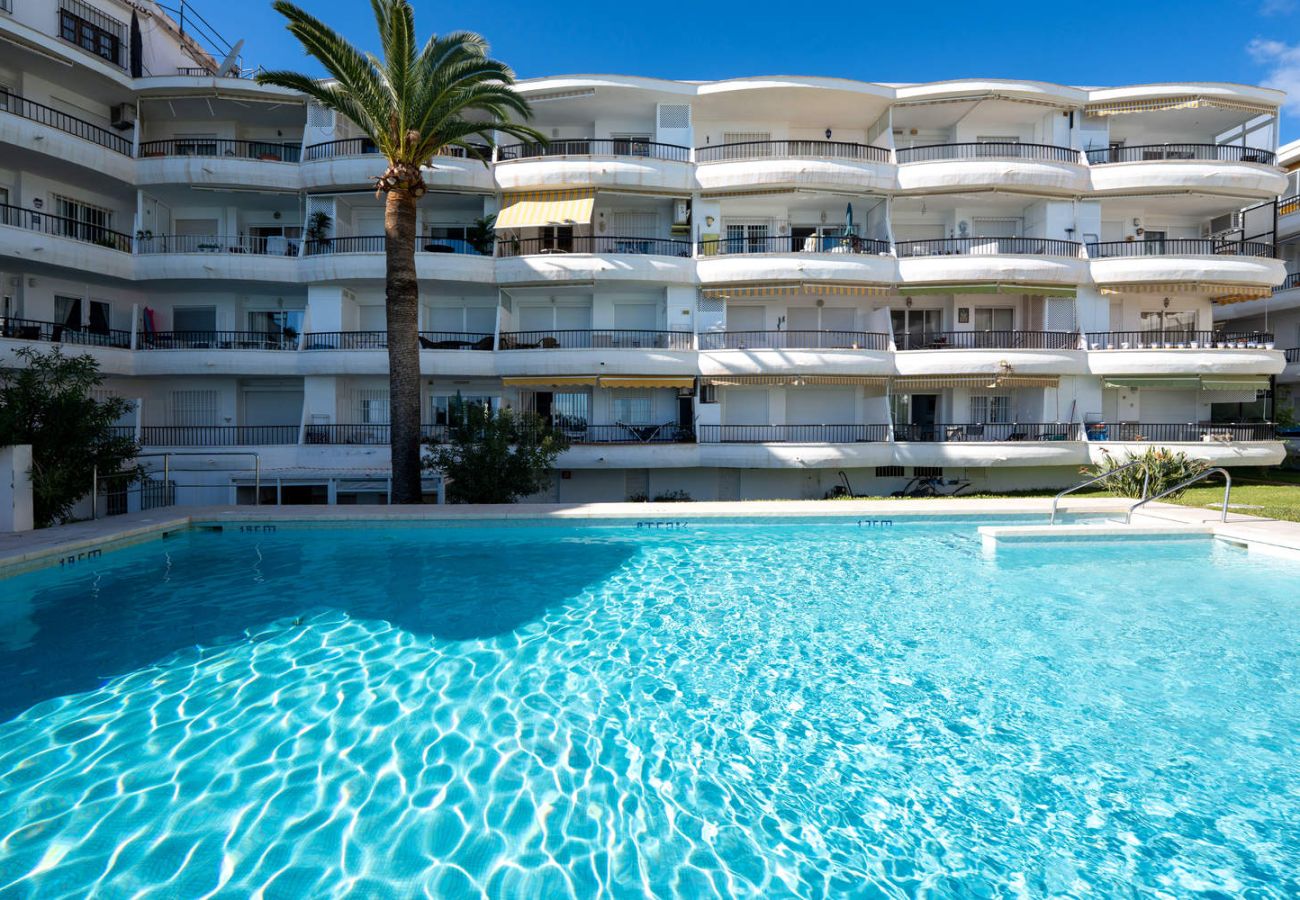 Solig pool som alltid är tillgänglig i Acapulco 302 med utsikt över byggnaden