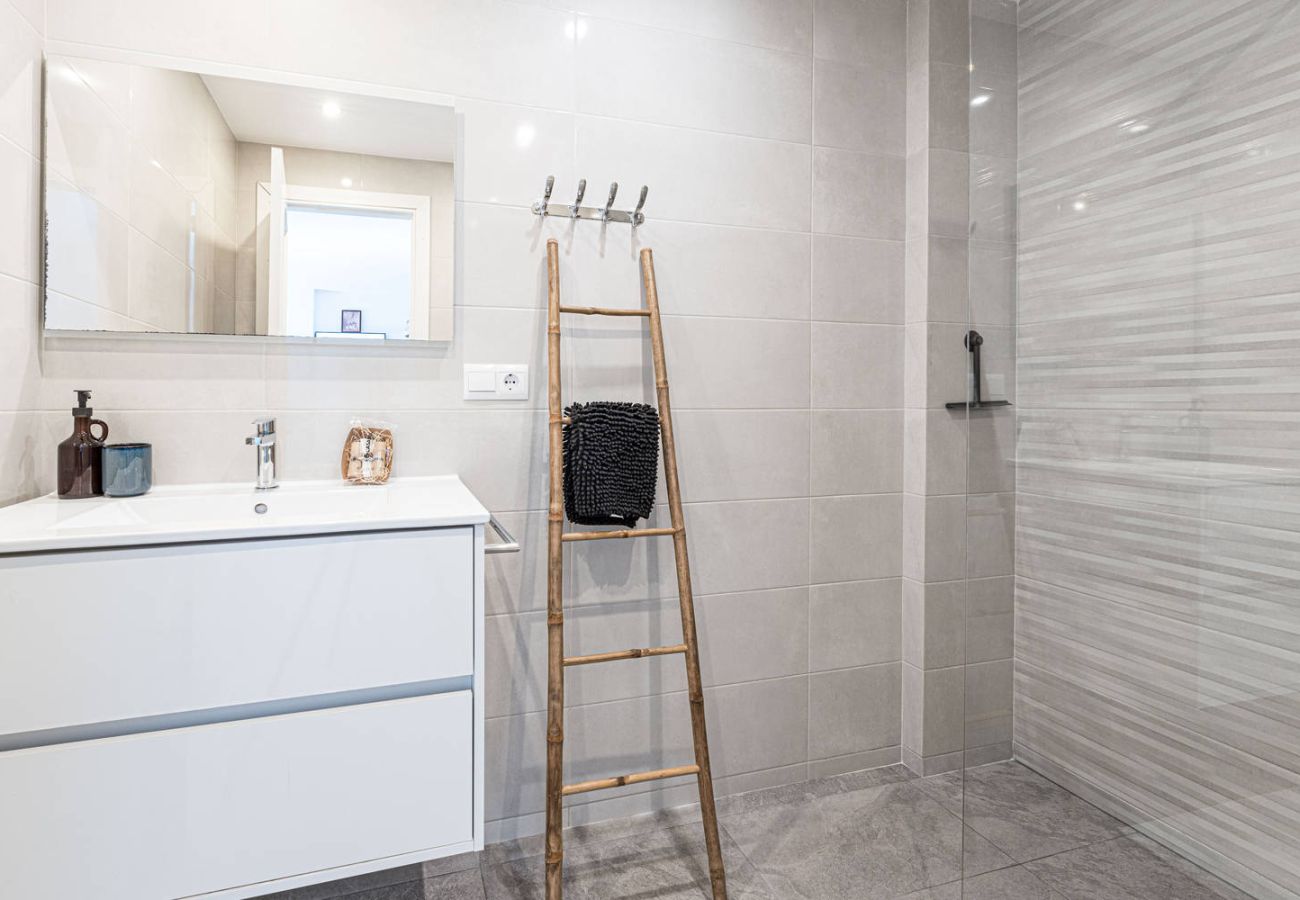 Komplett och modernt badrum i Acapulco Playa 302