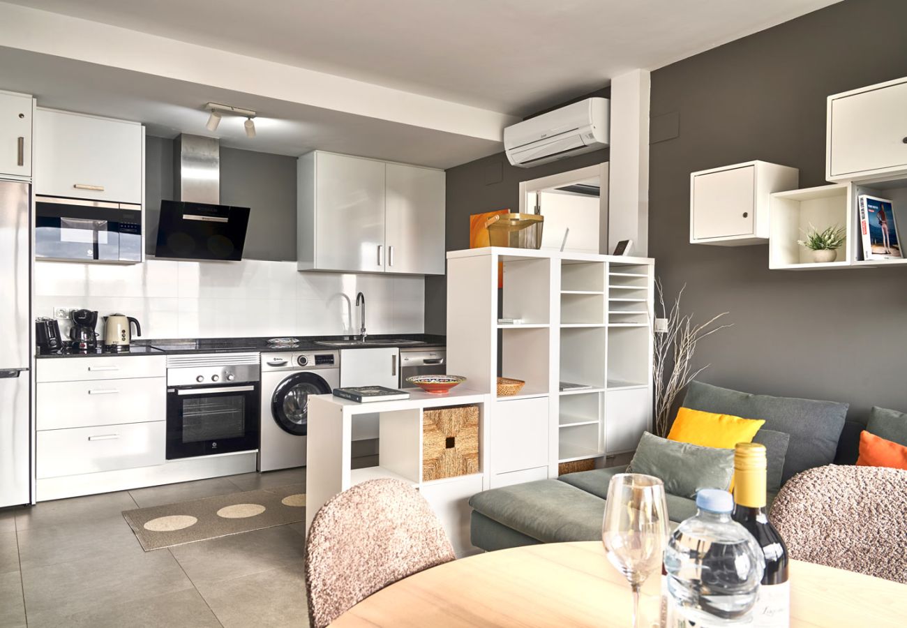 Exklusivt fullt utrustat kök med ugn och diskmaskin i semesterlägenhet.