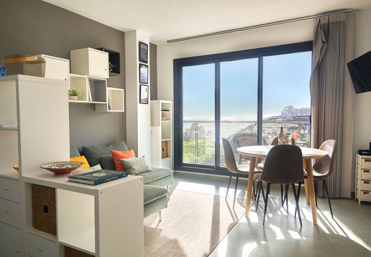 Modernt vardagsrum med direkt tillgång till terrass och havsutsikt i Balcón del Mar Nerja.