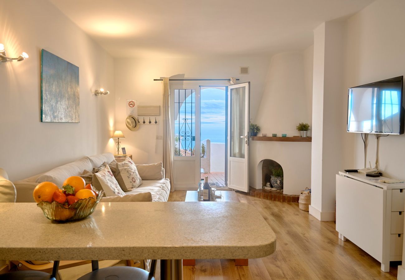 Ljust vardagsrum med höghastighets-Wi-Fi och internationella TV-kanaler.