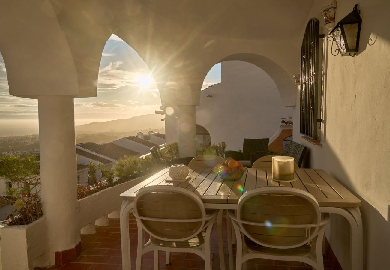 Terrass i söderläge med panoramautsikt över havet och Nerja på Capuchinos 42.