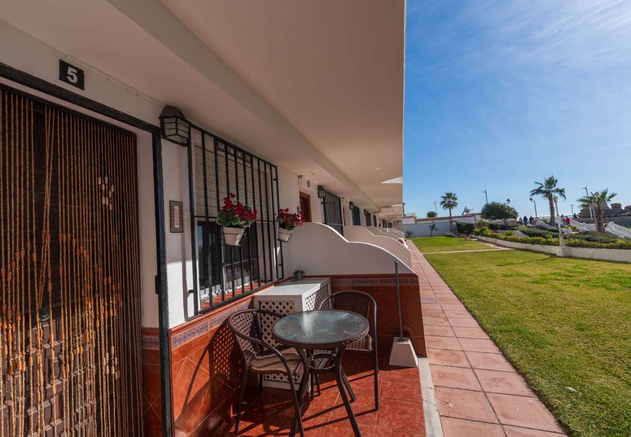 Markplansterrass i Arce 5 med direkt tillgång till gräsmatta och havsutsikt.