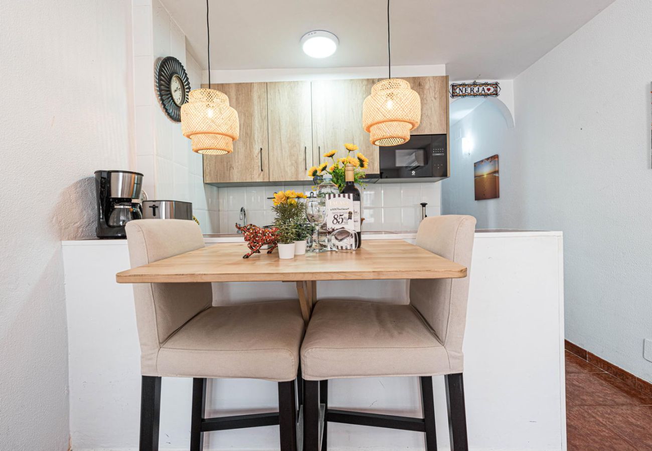 Matplats och öppet kök med Casasol välkomstpaket: vin och choklad.