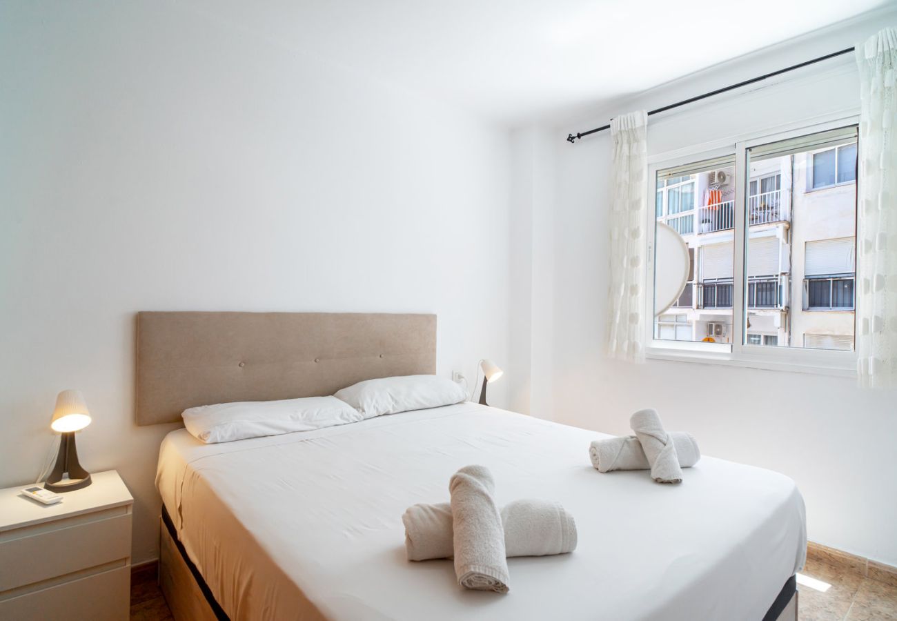 Sovrum med dubbelsäng och högkvalitativ madrass i Nerja.