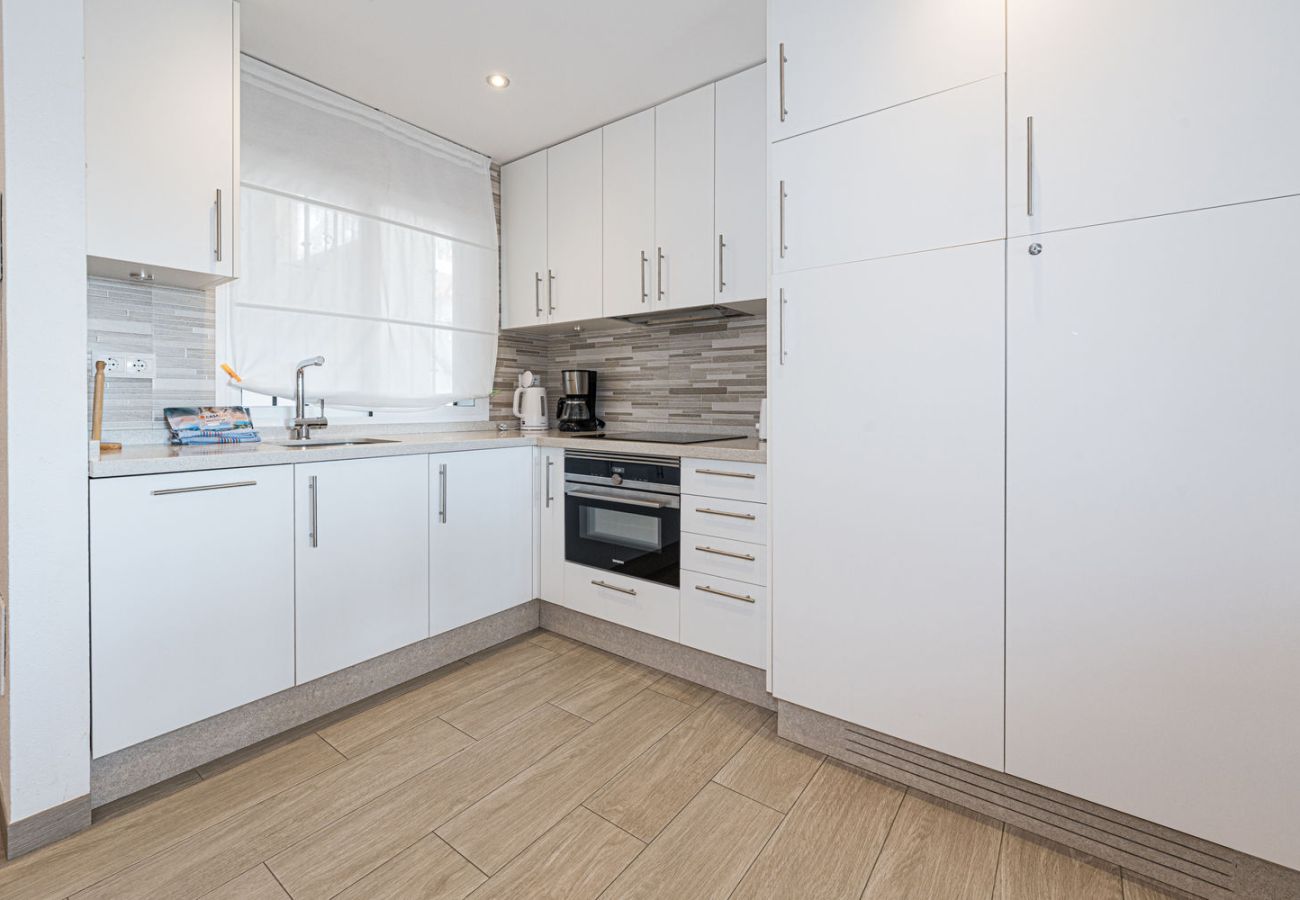 Modernt fullt utrustat kök med diskmaskin och vitvaror i Valparaiso 1B.