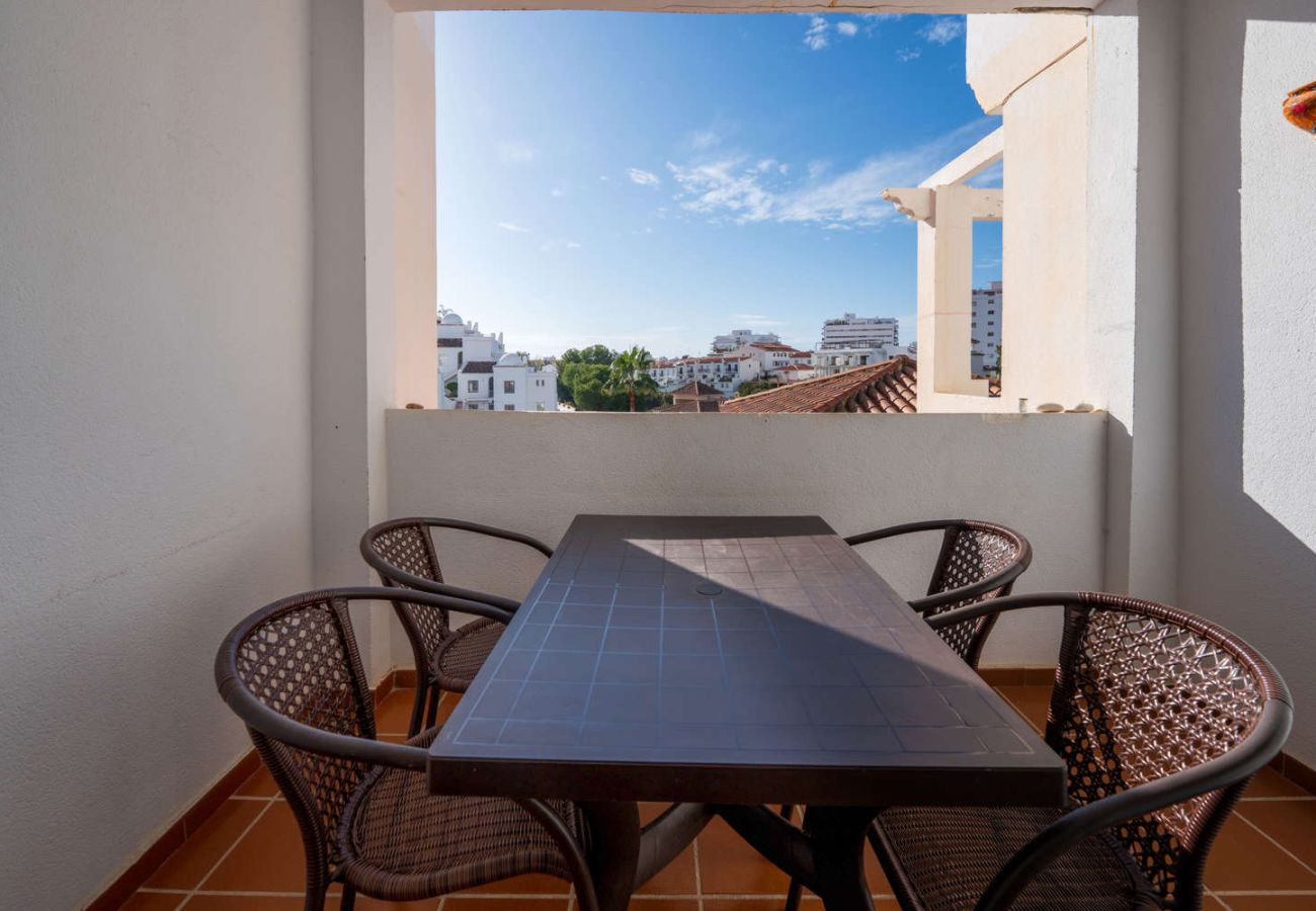 Privat terrass med matbord utomhus i lägenheten Valparaiso 1B Nerja.