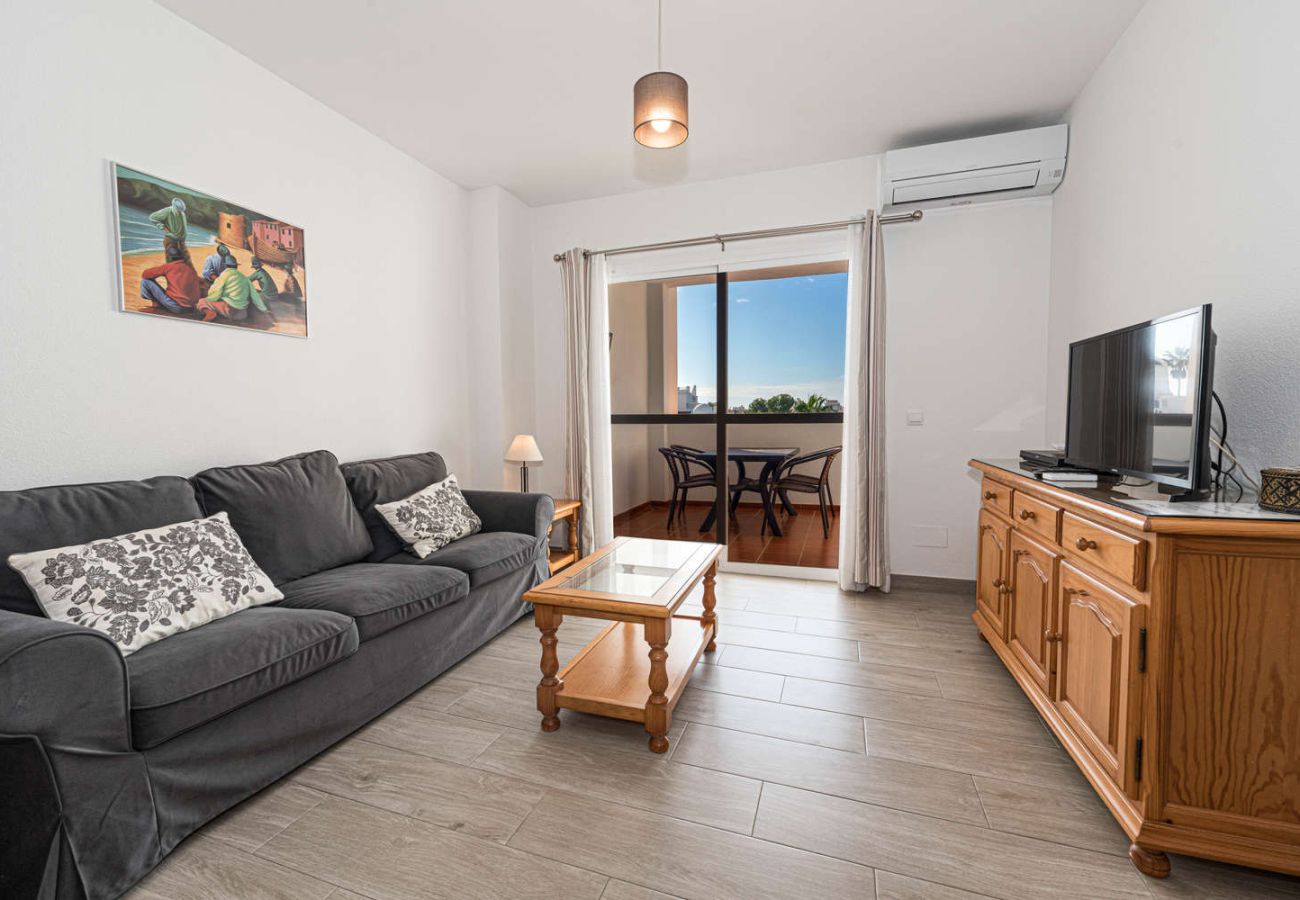 Ljust vardagsrum med luftkonditionering och direkt tillgång till terrassen i Valparaiso 1B.