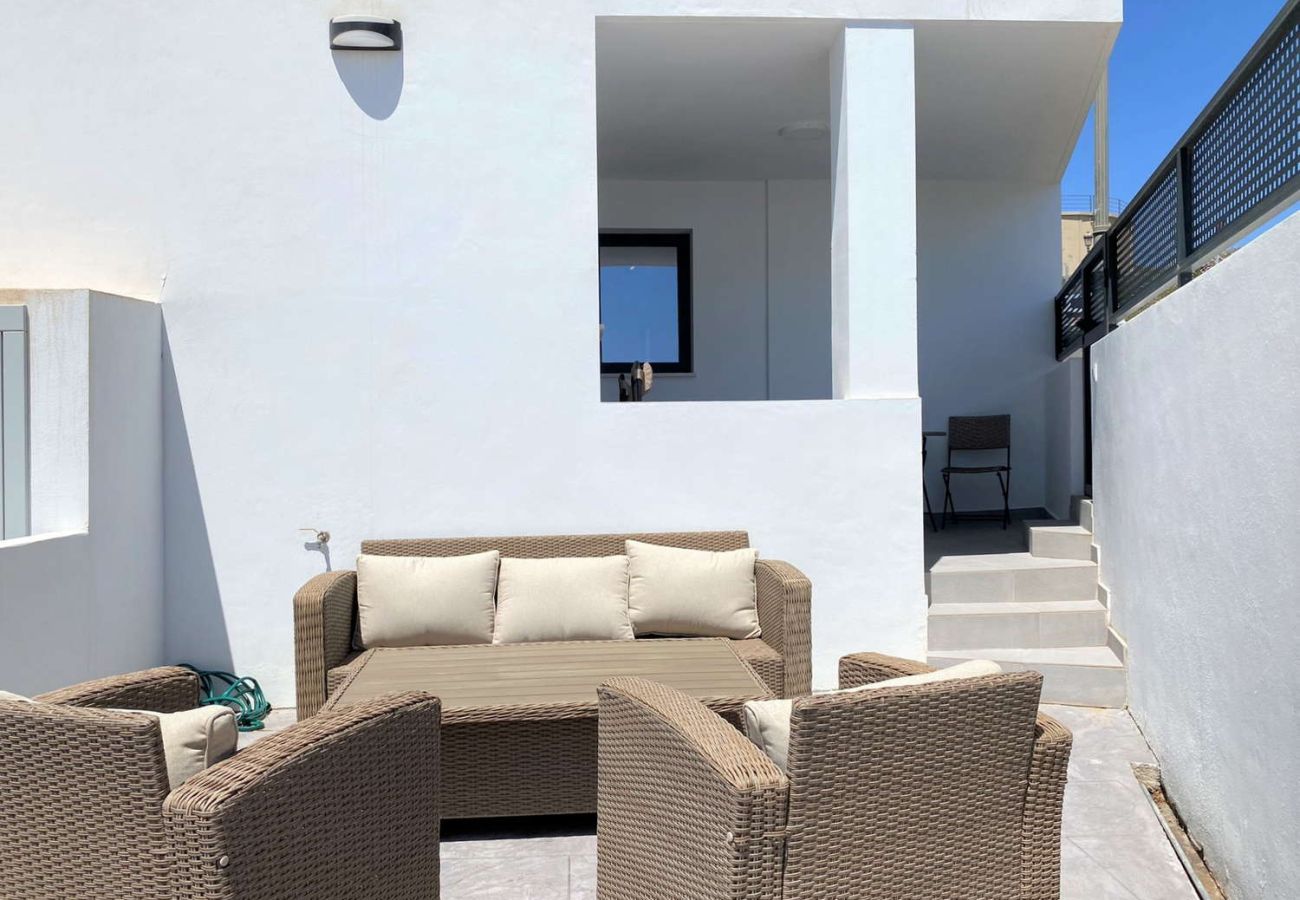 Lägenhet med två terrasser i Nerja: andra privata terrassen med soffor och loungeområde.