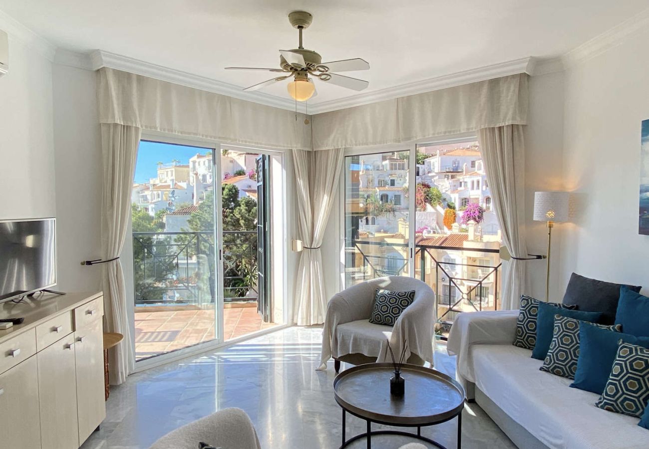 Rymligt vardagsrum med bäddsoffa i Villa Lucena, perfekt för familjer.