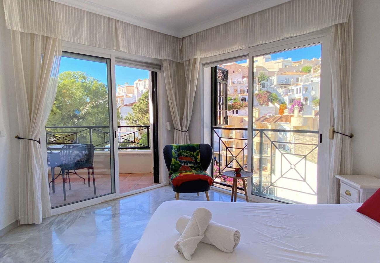 Sovrum i Villa Lucena med direkt tillgång till terrassen och poolen.