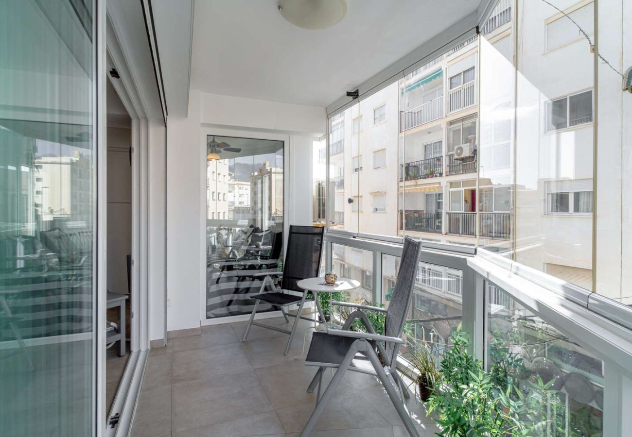 Inglasad balkong med sittplatser för frukost i Nerja centrum.