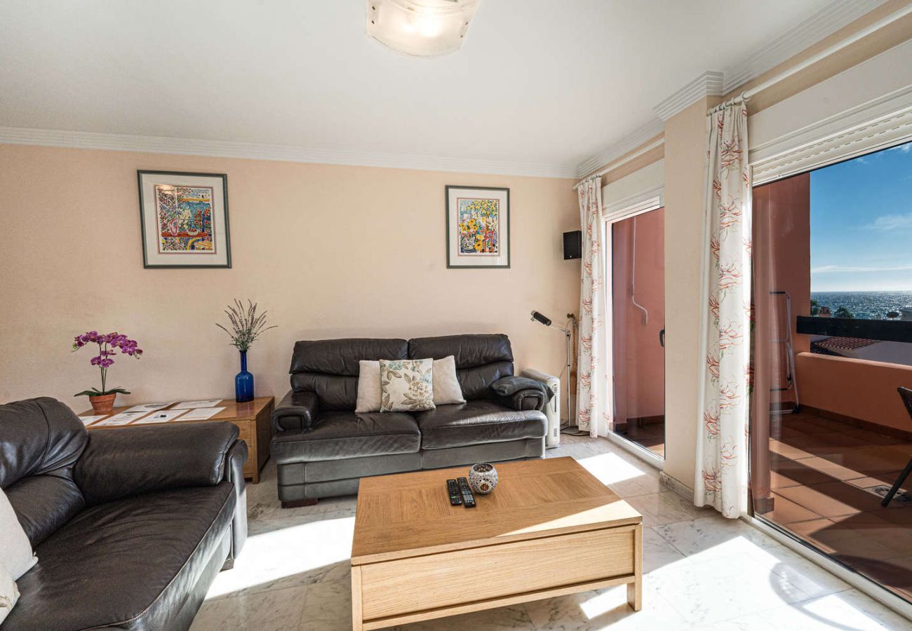 Ljust och modernt vardagsrum med utgång till privat balkong i Nerja.