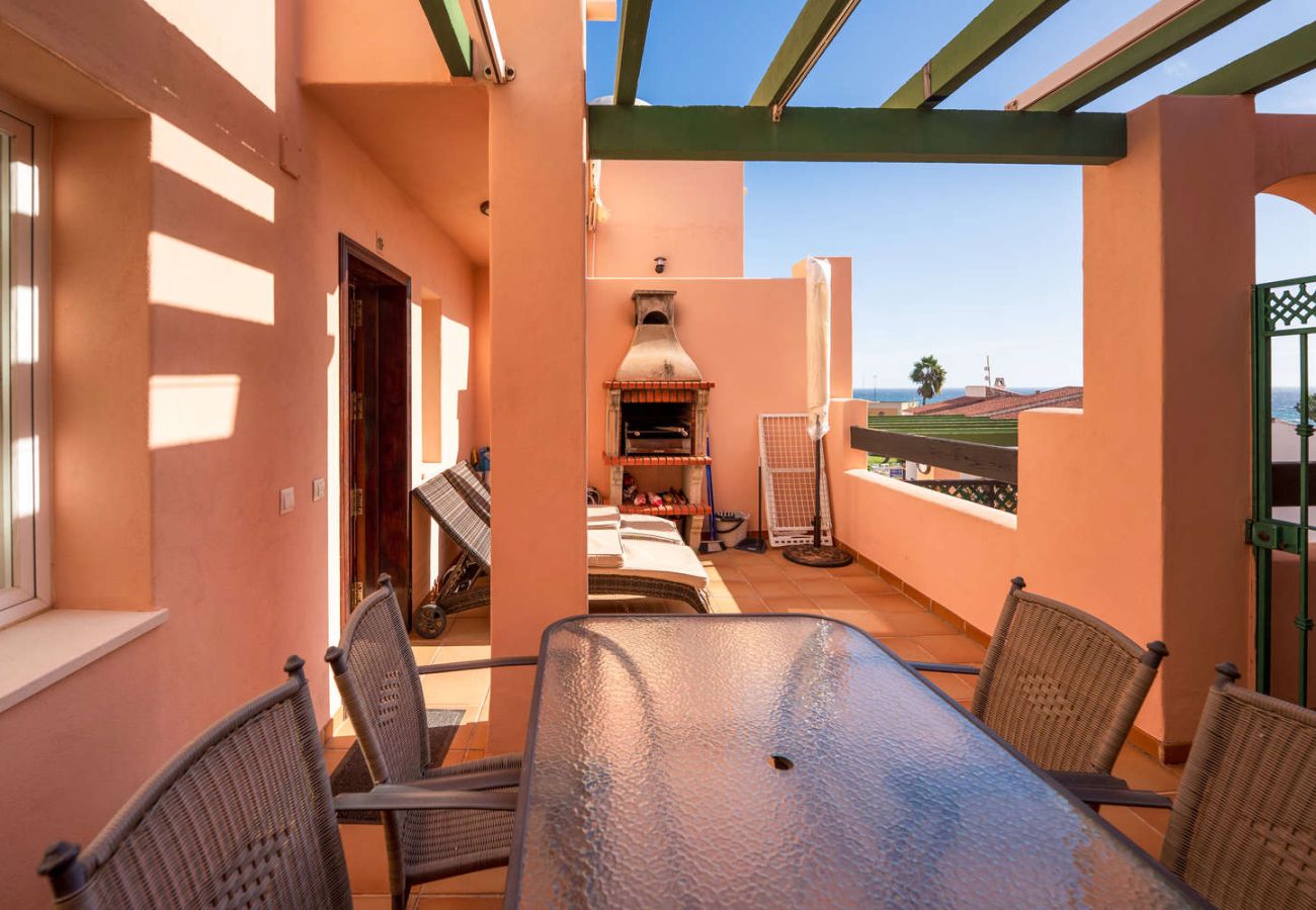 Privat takterrass med grill, solstolar och havsutsikt i Burriana Nerja.