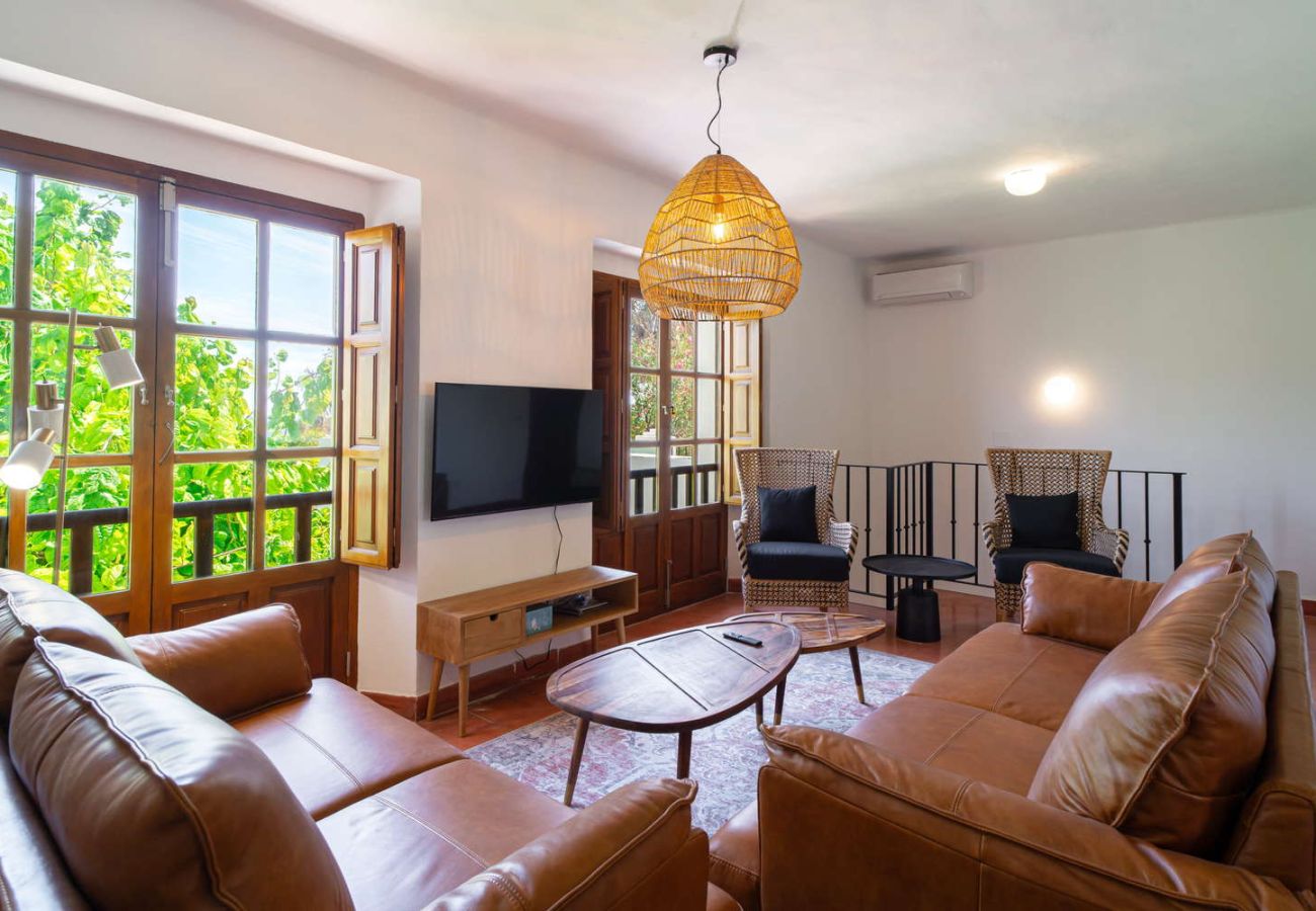 Rymligt vardagsrum med modern inredning och bekväma soffor i Villa Lorca, Nerja.