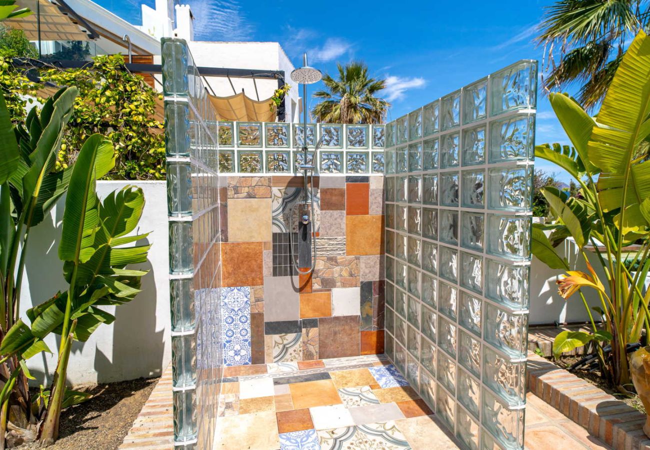 Designad dusch på terrassen vid poolen på Villa Lorca.