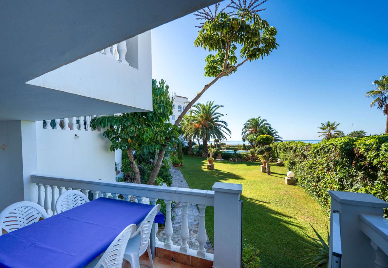 Privat terrass med exklusiv direktutgång till pool och trädgård i Stella Maris-komplexet