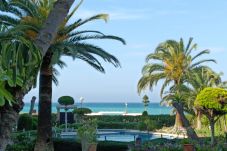 Lägenhet i Nerja - Stella Maris Nerja Beachfront... Vistas panorámicas al mar Mediterráneo y piscina desde la terraza privada en Stella Maris Nerja