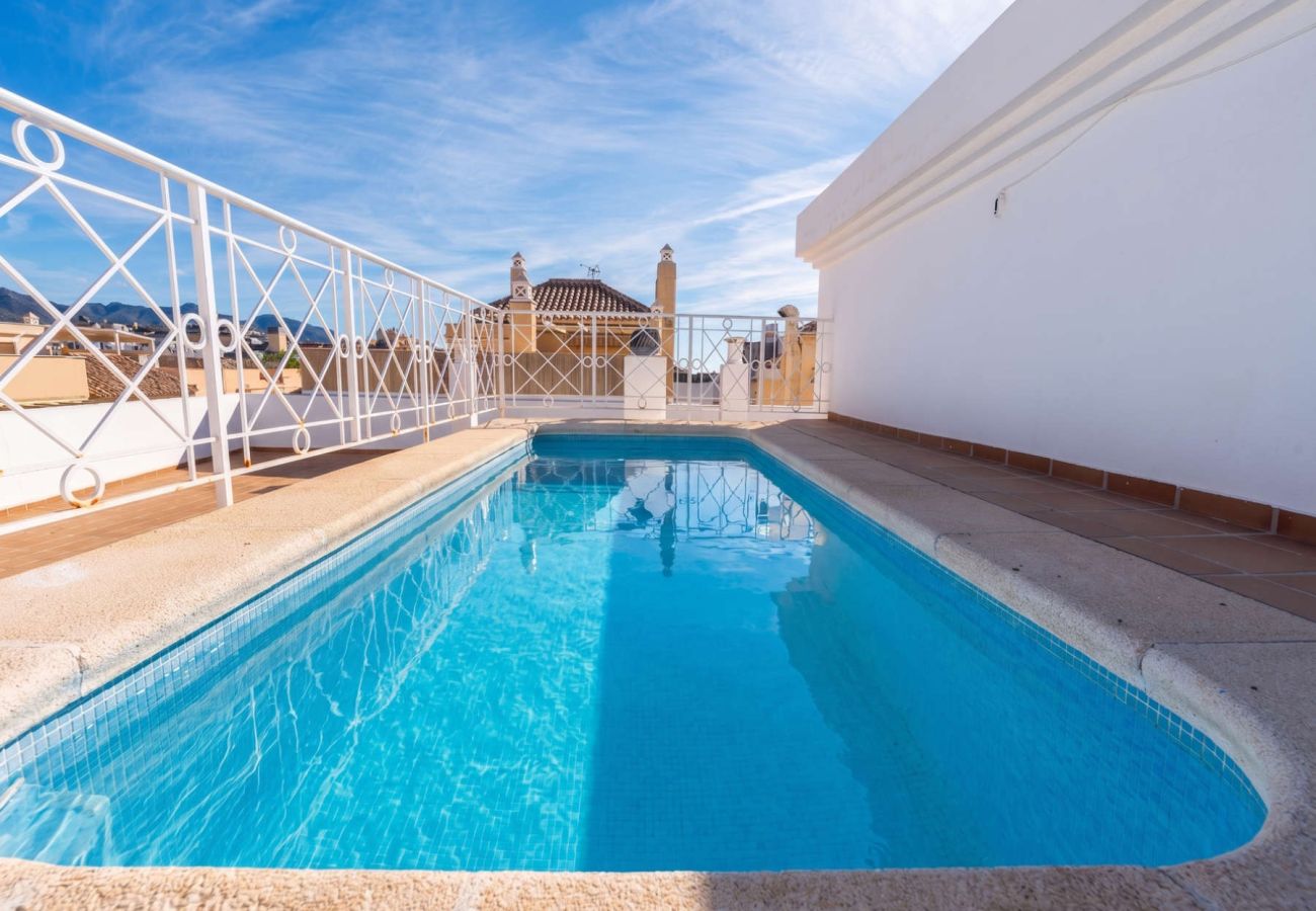 Gemensam pool på taket av Torrecilla Urban Beach Stay i Nerja, perfekt för avkoppling