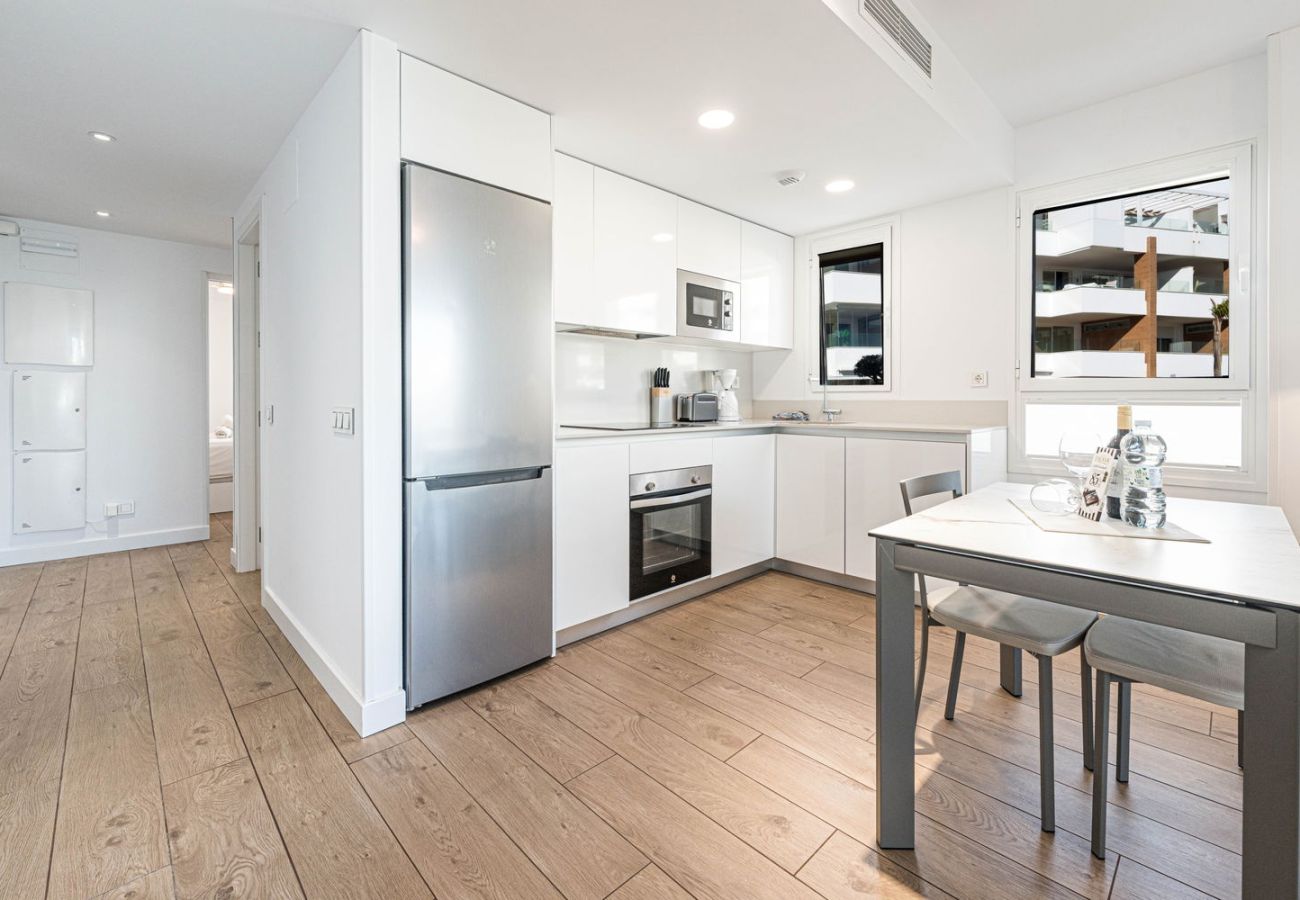 Exklusivt öppet kök och modern matplats i semesterlägenhet på Isea Calaceite Nerja Torrox