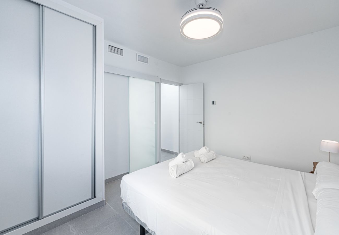 Huvudsovrum med queen size-säng i en lägenhet med 3 sovrum i Nerja.