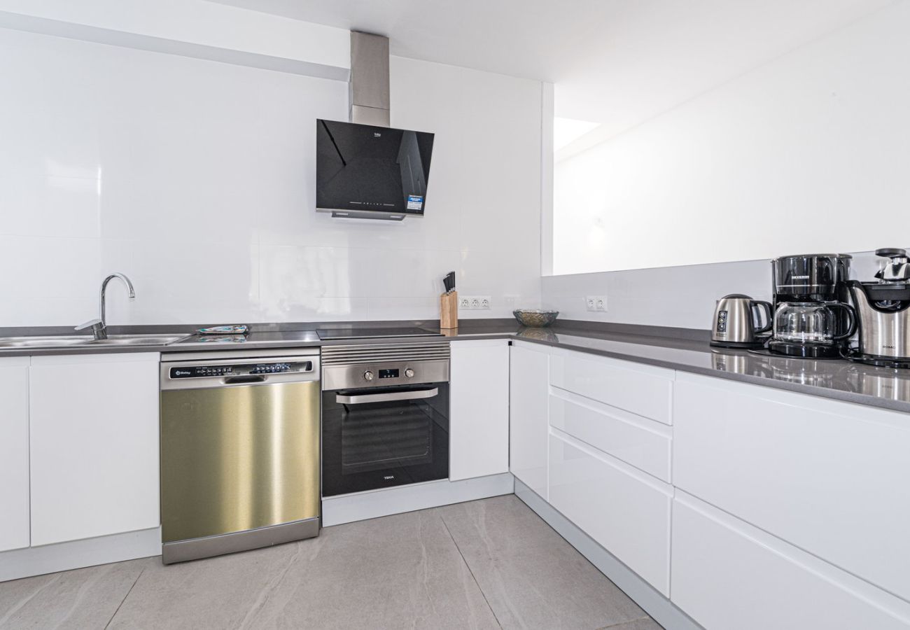 Fullt utrustat modernt kök med förstklassiga vitvaror i lägenhet i Nerja.