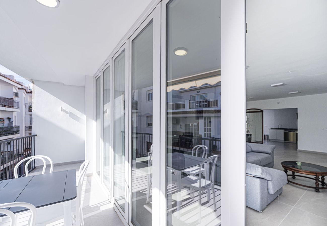 Matplats utomhus på terrassen ansluten till vardagsrummet i semesterlägenhet i Nerja.