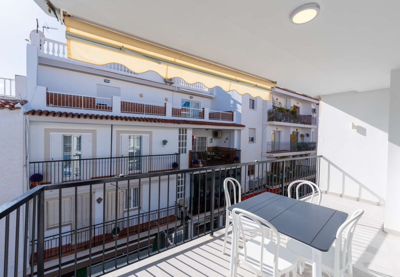 Privat terrass på Calle Diputación Nerja med utsikt över centrum och lokal atmosfär.