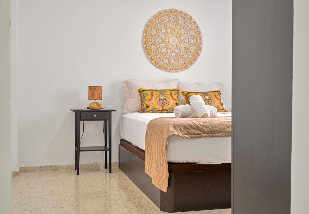 Stort sovrum med dubbelsäng i lägenheten Tucuman 3 i Nerja.